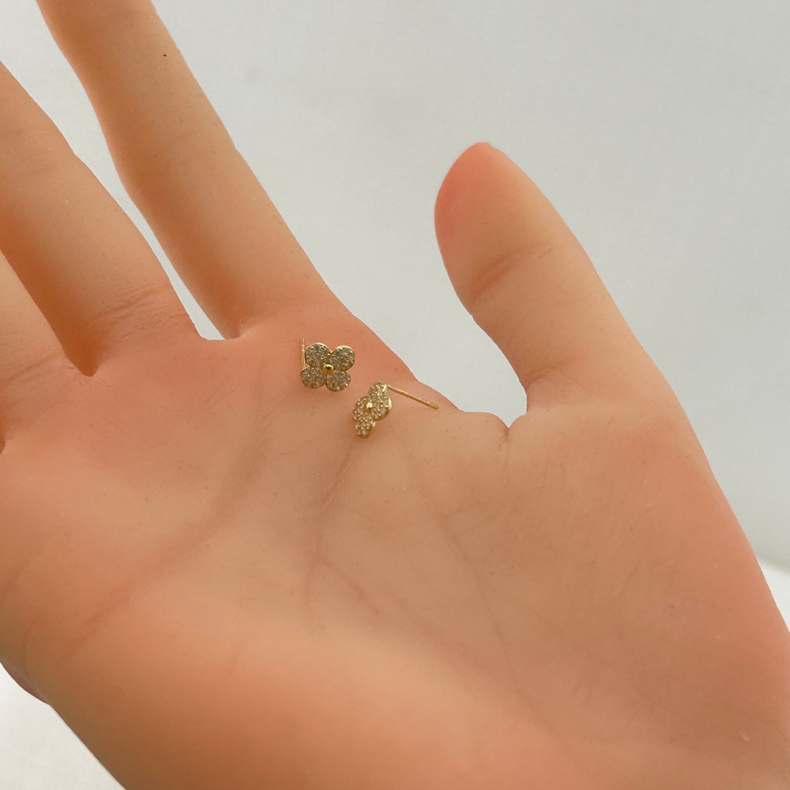 IMG_2624 حلق ذهب عيار 18 بتصميم وردة مرصعة إيطالي من جولدانا