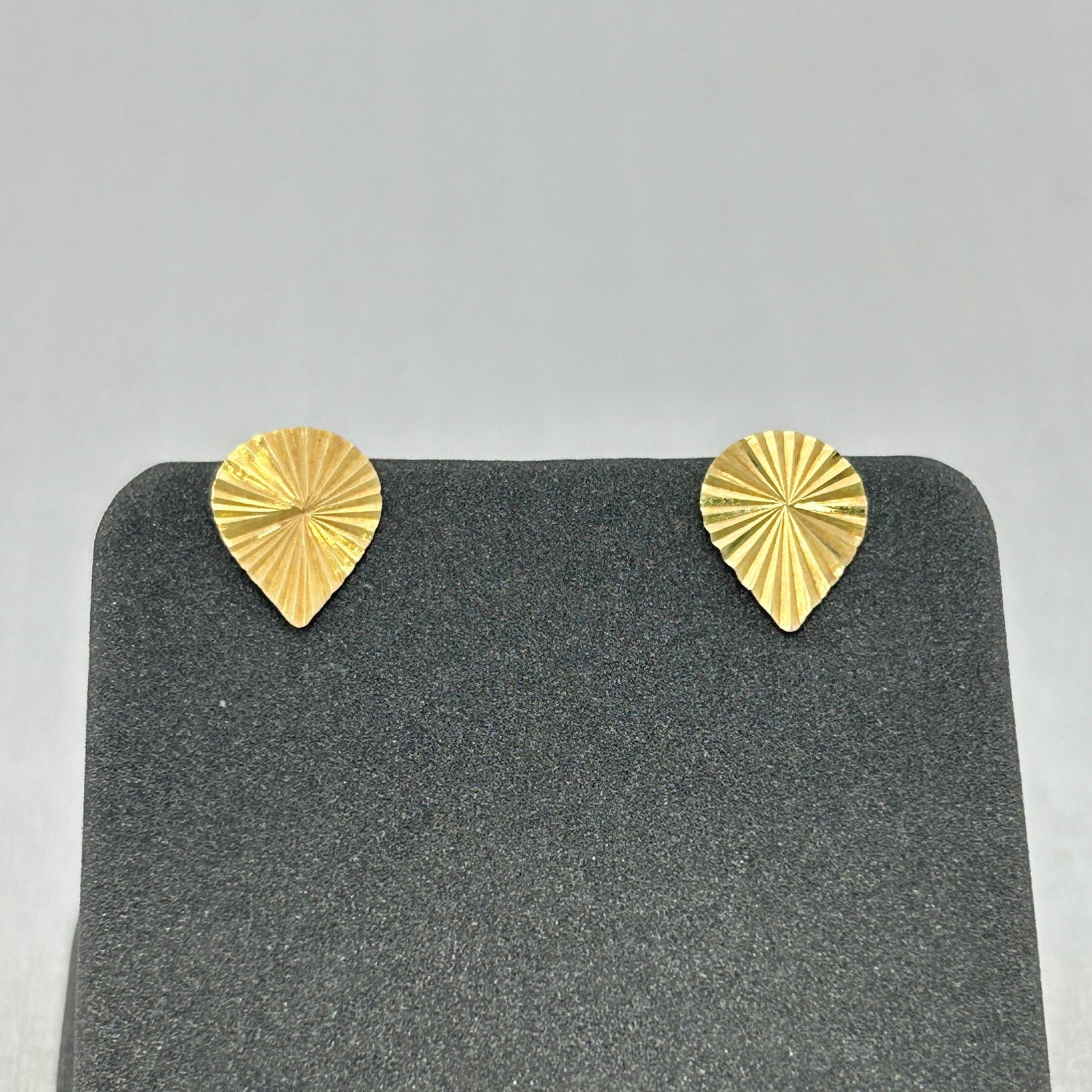 حلق ذهب عيار 18 بتصميم قطرة مطفي عصري من جولدانا