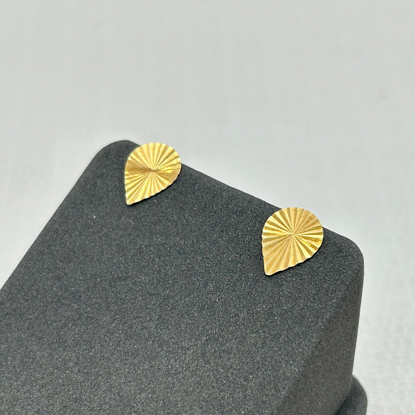 IMG_2627 حلق ذهب عيار 18 بتصميم قطرة مطفي عصري من جولدانا