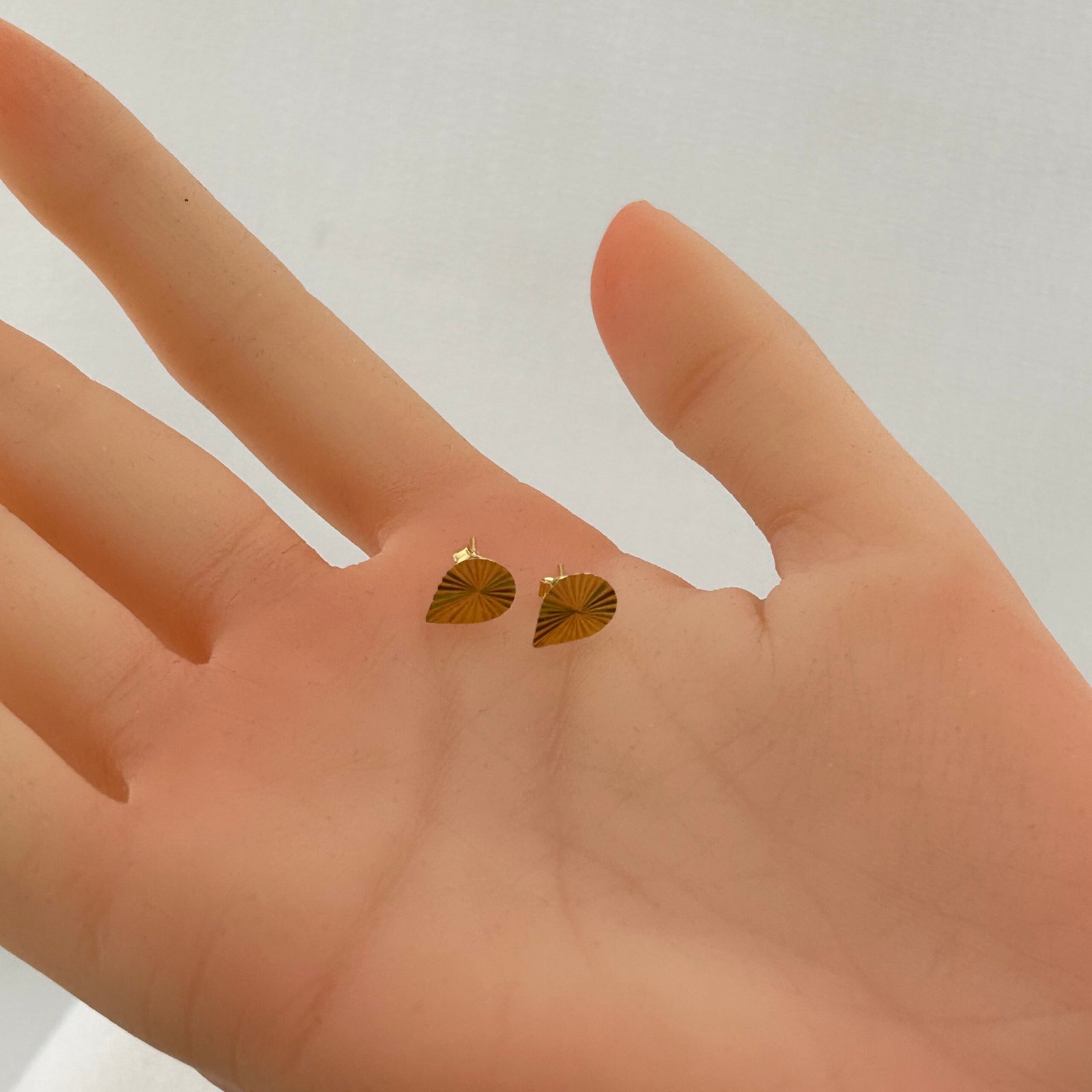 IMG_2628 حلق ذهب عيار 18 بتصميم قطرة مطفي عصري من جولدانا