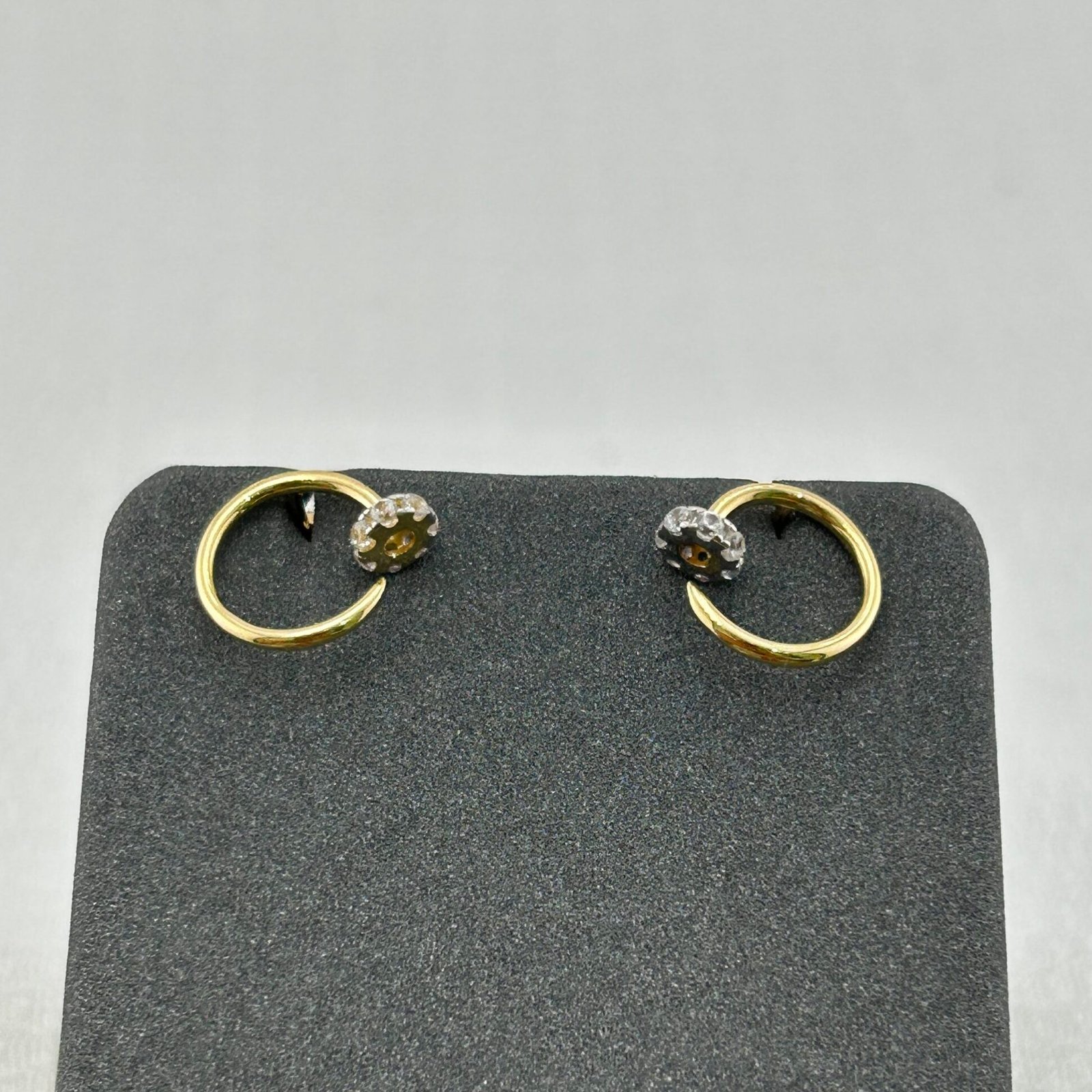 IMG_2638 حلق ذهب عيار 18 بتصميم مفتوح وحجر لامع من جولدانا