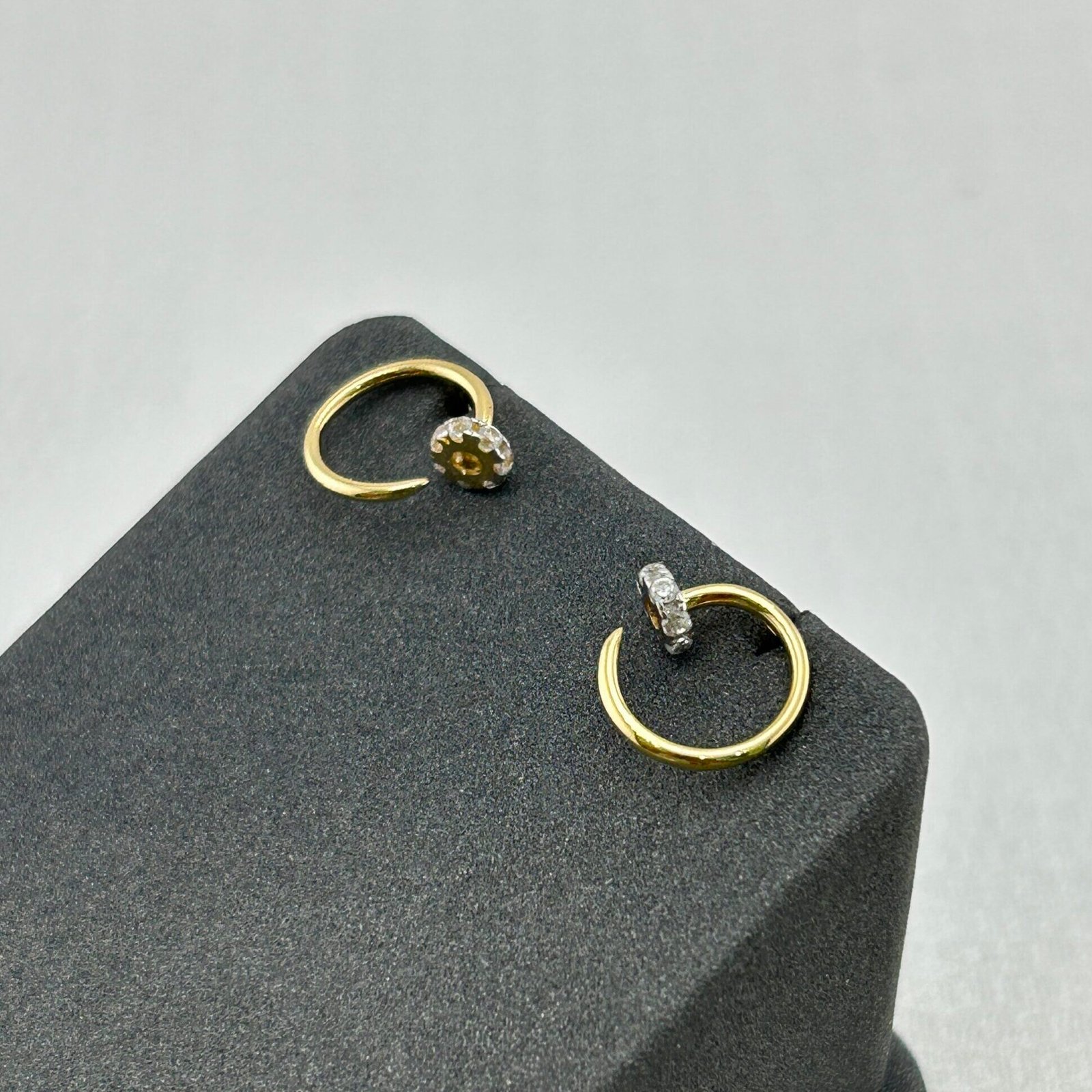 IMG_2639 حلق ذهب عيار 18 بتصميم مفتوح وحجر لامع من جولدانا