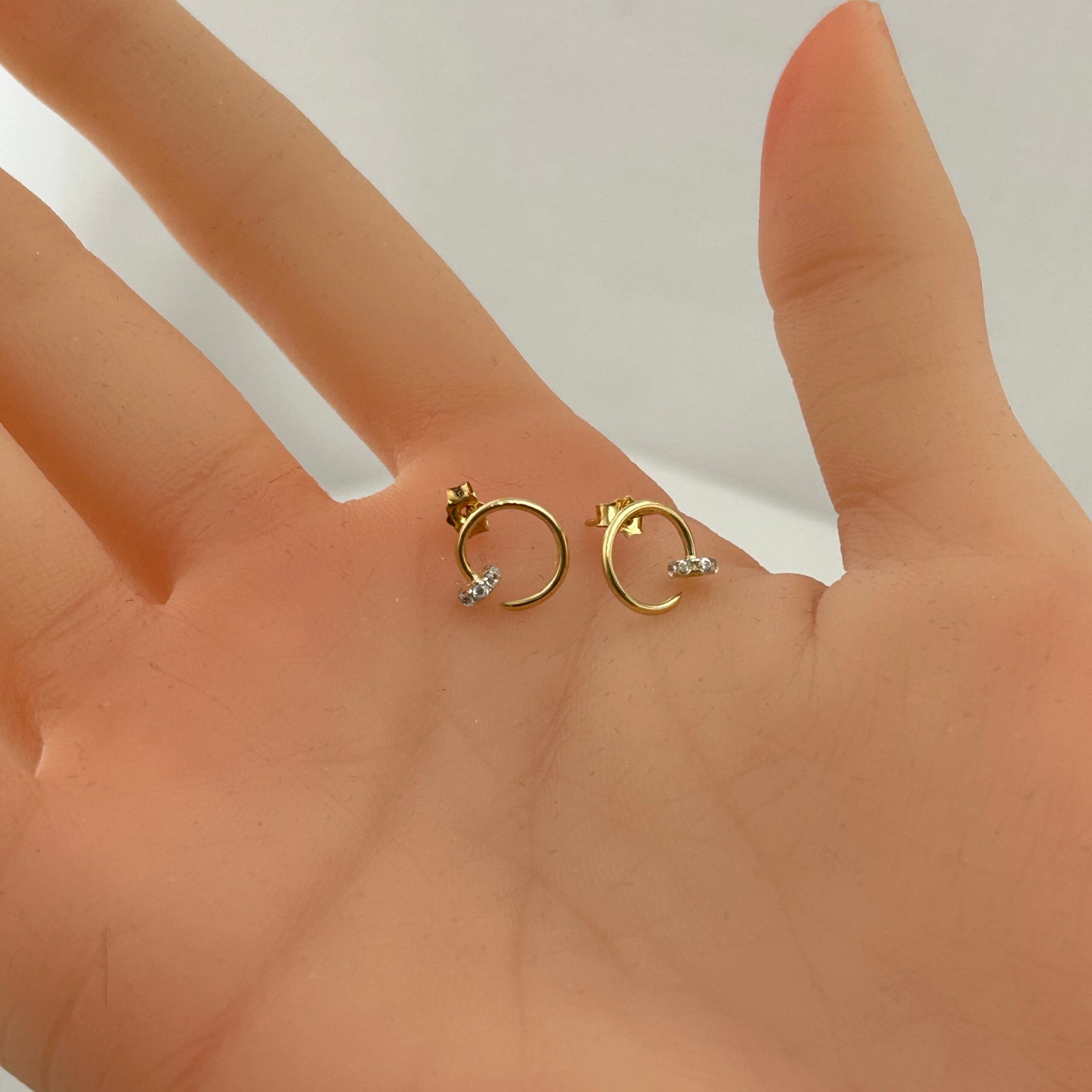 IMG_2640 حلق ذهب عيار 18 بتصميم مفتوح وحجر لامع من جولدانا