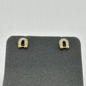 حلق ذهب عيار 18 بتصميم حدوة حصان مرصعة من جولدانا