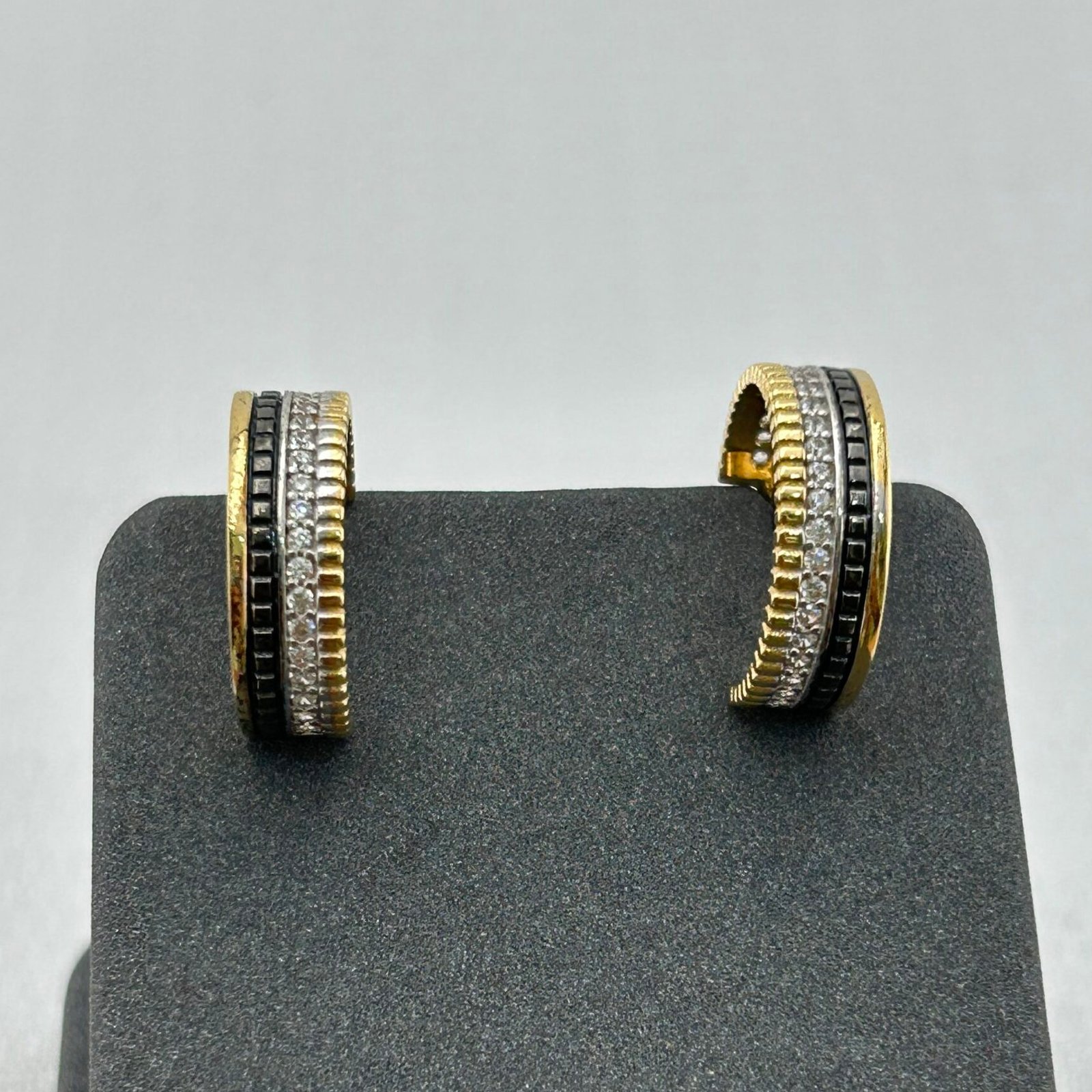 IMG_2646 حلق ذهب عيار 18 ثلاثي الطبقات بنقشة دقيقة تصميم إيطالي من جولدانا