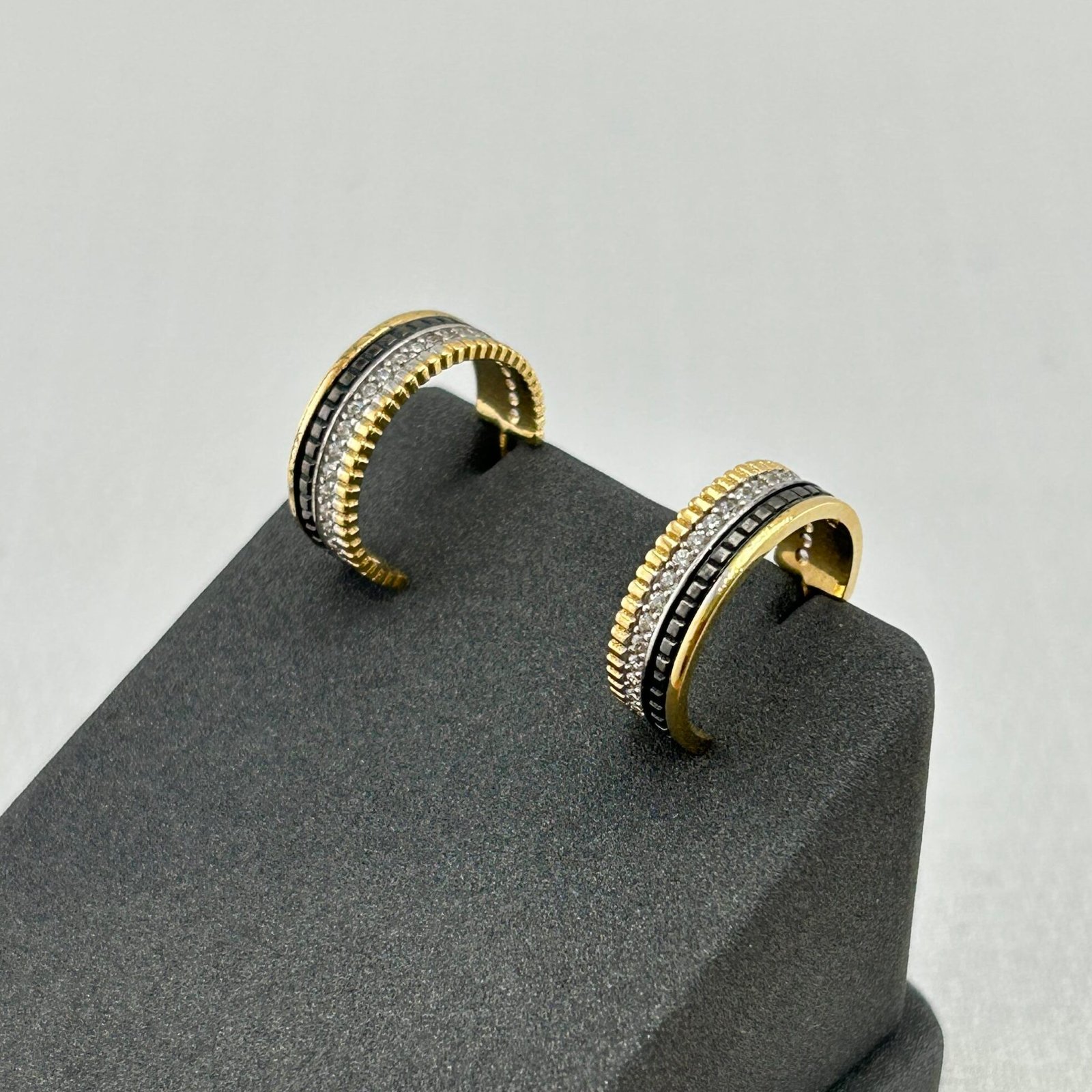 IMG_2647 حلق ذهب عيار 18 ثلاثي الطبقات بنقشة دقيقة تصميم إيطالي