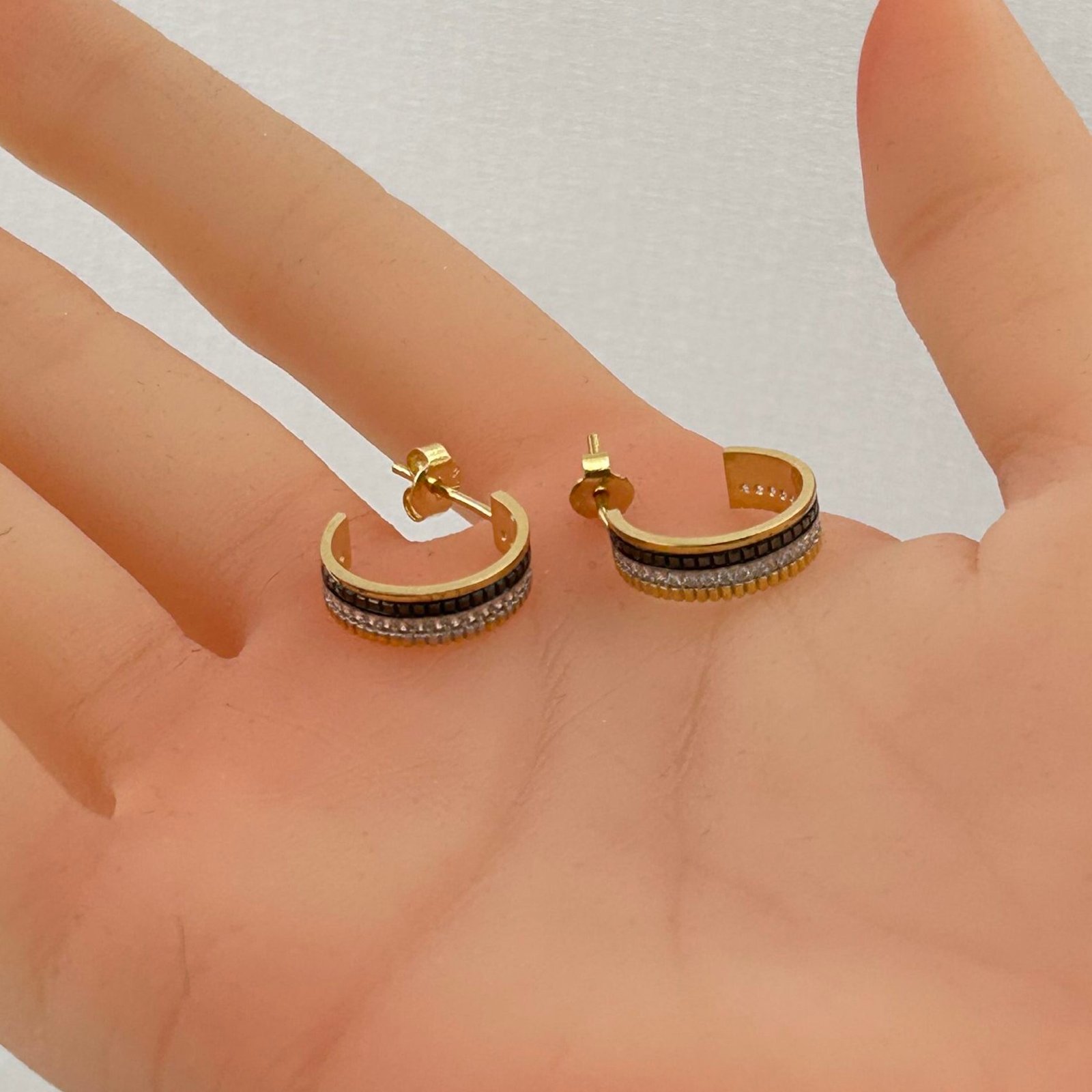 IMG_2648 حلق ذهب عيار 18 ثلاثي الطبقات بنقشة دقيقة تصميم إيطالي