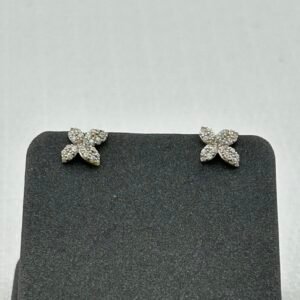 حلق ذهب عيار 18 تصميم زهري ناعم مرصع بالكامل من جولدانا