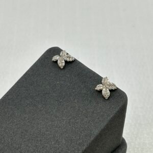 حلق ذهب عيار 18 تصميم زهري ناعم مرصع بالكامل من جولدانا