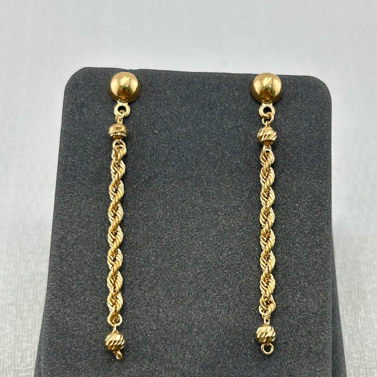 IMG_2654 حلق ذهب عيار 18 تصميم شراشيب متدلية ناعمة من جولدانا