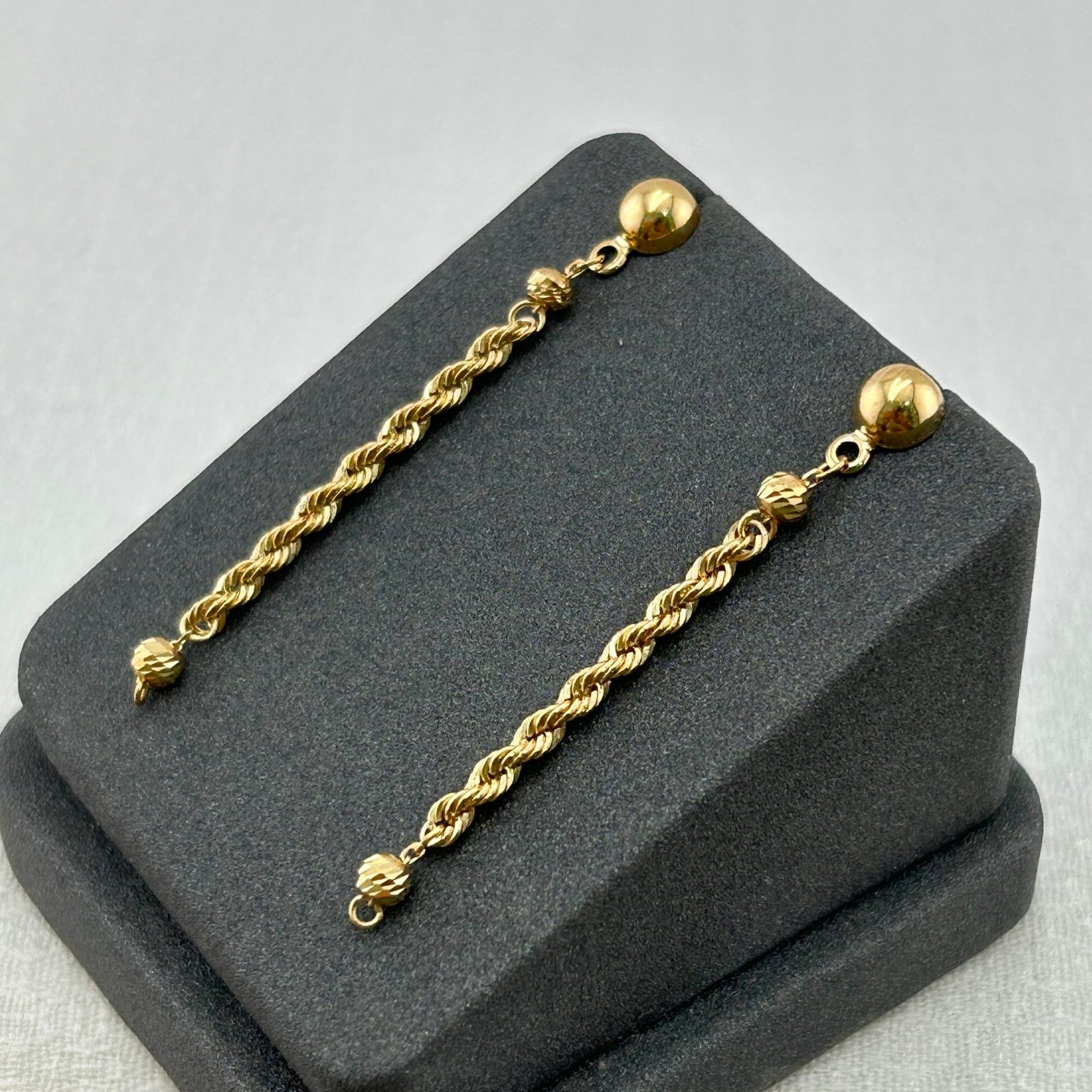 IMG_2655 حلق ذهب عيار 18 تصميم شراشيب متدلية ناعمة من جولدانا