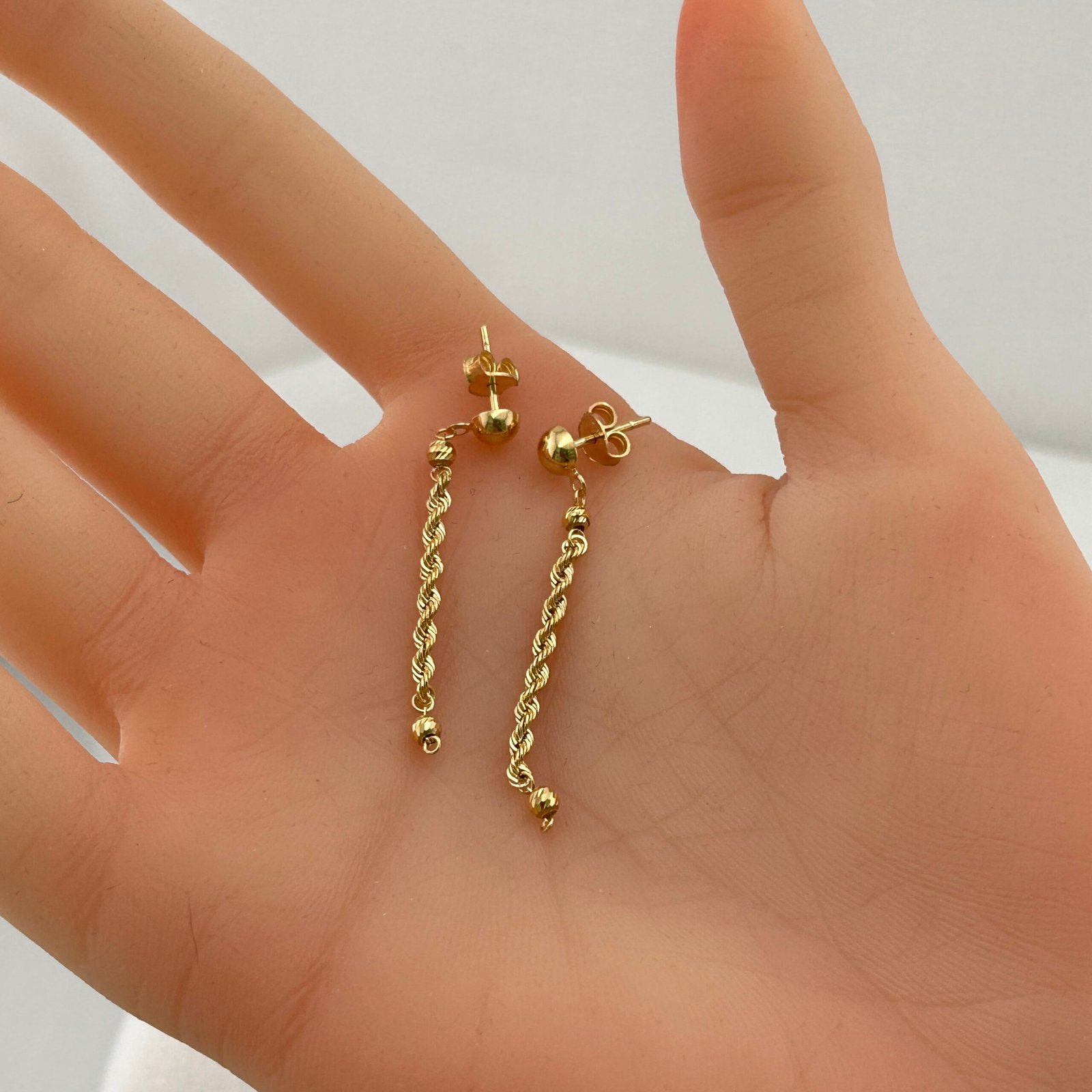 IMG_2656 حلق ذهب عيار 18 تصميم شراشيب متدلية ناعمة من جولدانا