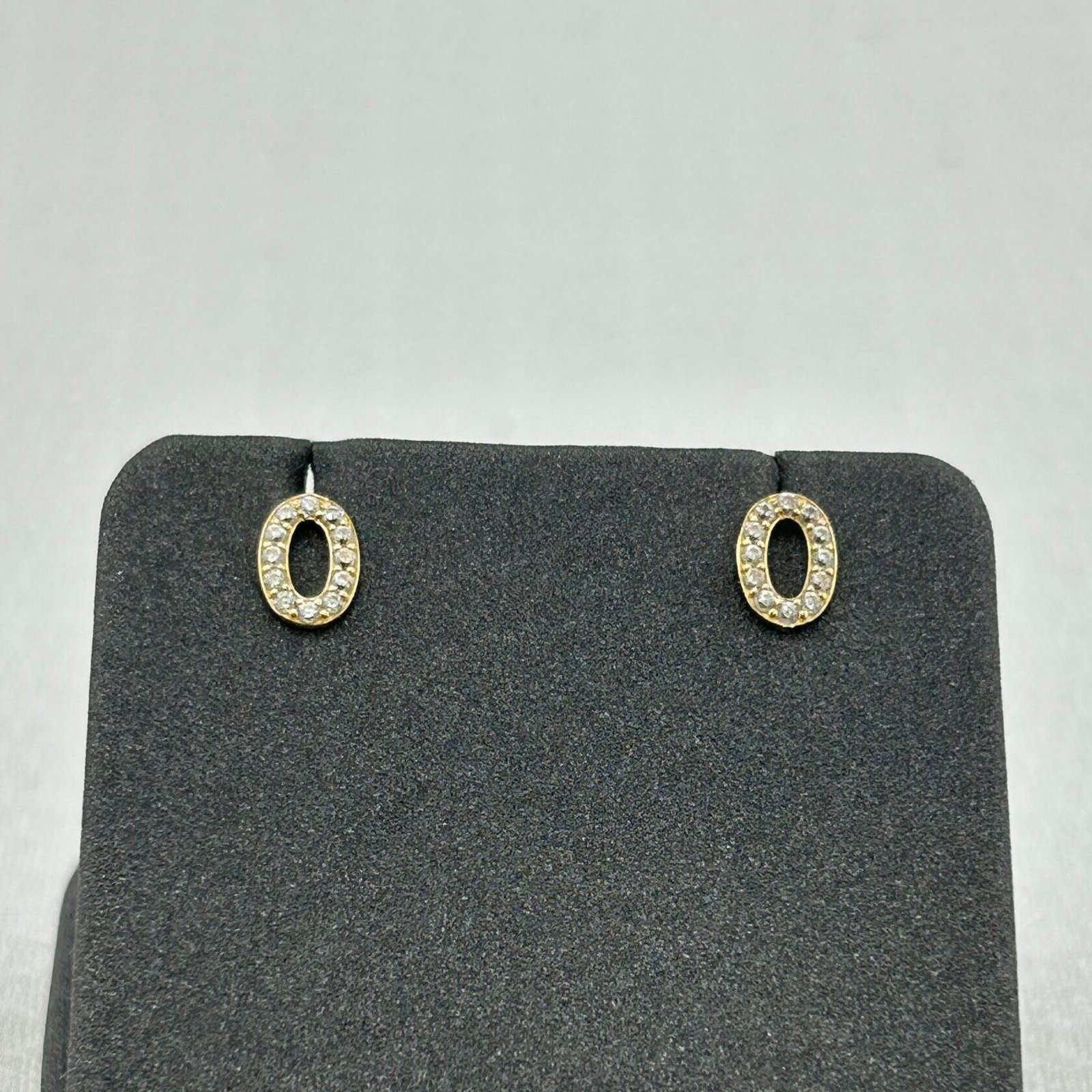 IMG_2662 حلق ذهب عيار 18 بيضاوي مفتوح مرصع بتصميم عصري من جولدانا