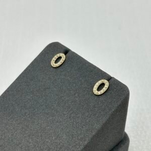 حلق ذهب عيار 18 بيضاوي مفتوح مرصع بتصميم عصري من جولدانا