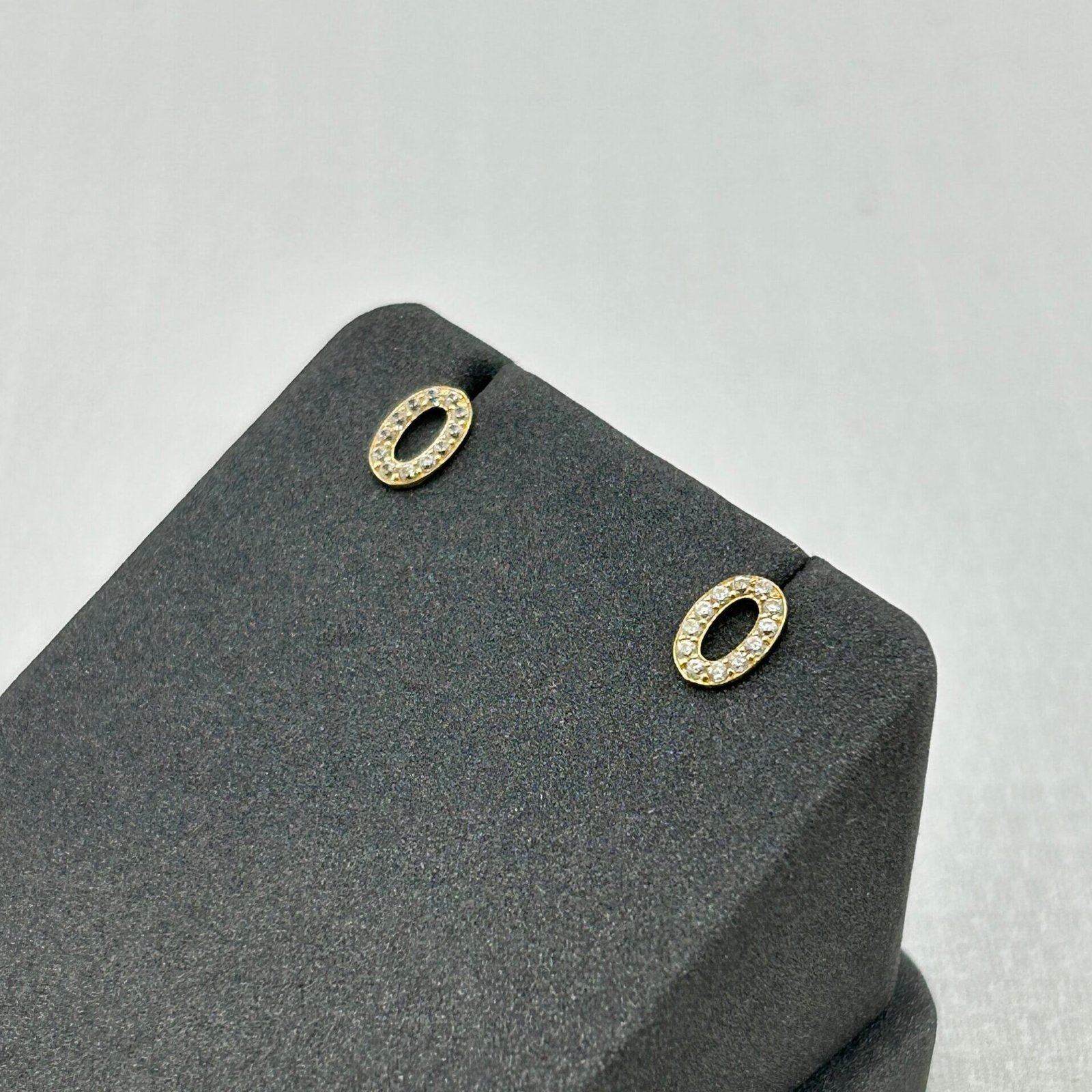 IMG_2663 حلق ذهب عيار 18 بيضاوي مفتوح مرصع بتصميم عصري من جولدانا