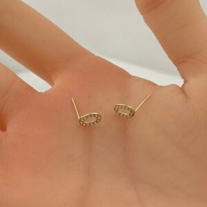 حلق ذهب عيار 18 بيضاوي مفتوح مرصع بتصميم عصري من جولدانا