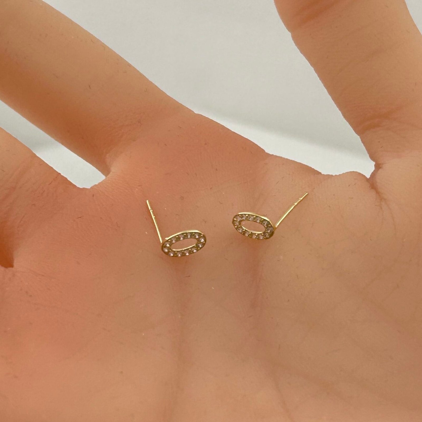 IMG_2664 حلق ذهب عيار 18 بيضاوي مفتوح مرصع بتصميم عصري من جولدانا