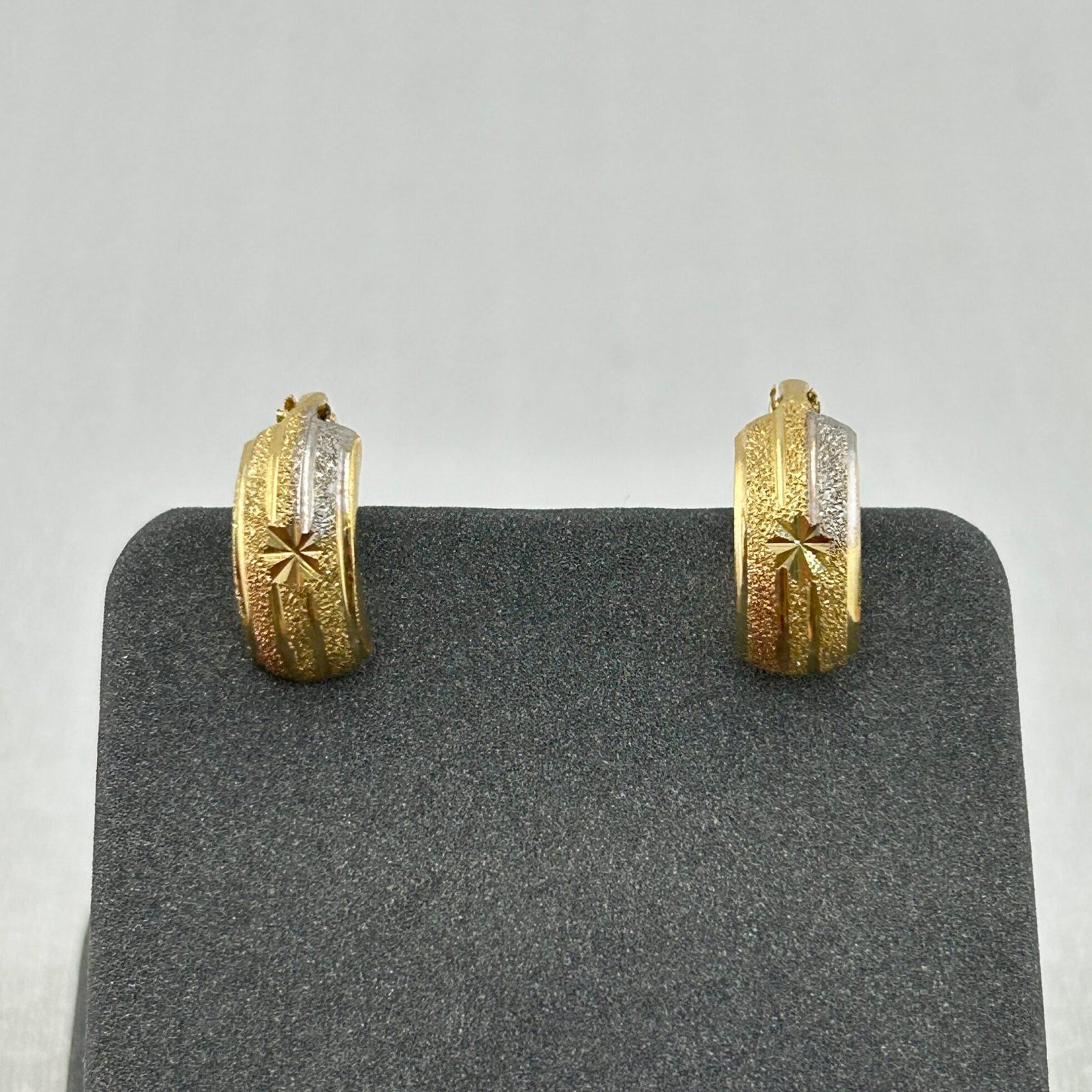 IMG_2666 حلق ذهب عيار 18 بتصميم نجوم بارزة متعددة الألوان من جولدانا