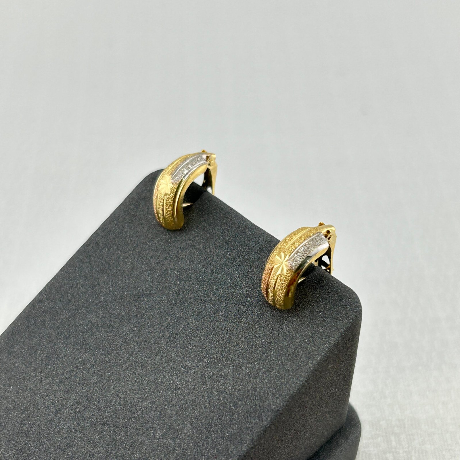 IMG_2667 حلق ذهب عيار 18 بتصميم نجوم بارزة متعددة الألوان من جولدانا