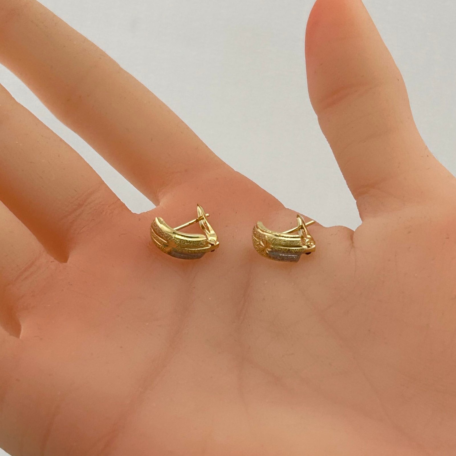 IMG_2668 حلق ذهب عيار 18 بتصميم نجوم بارزة متعددة الألوان من جولدانا