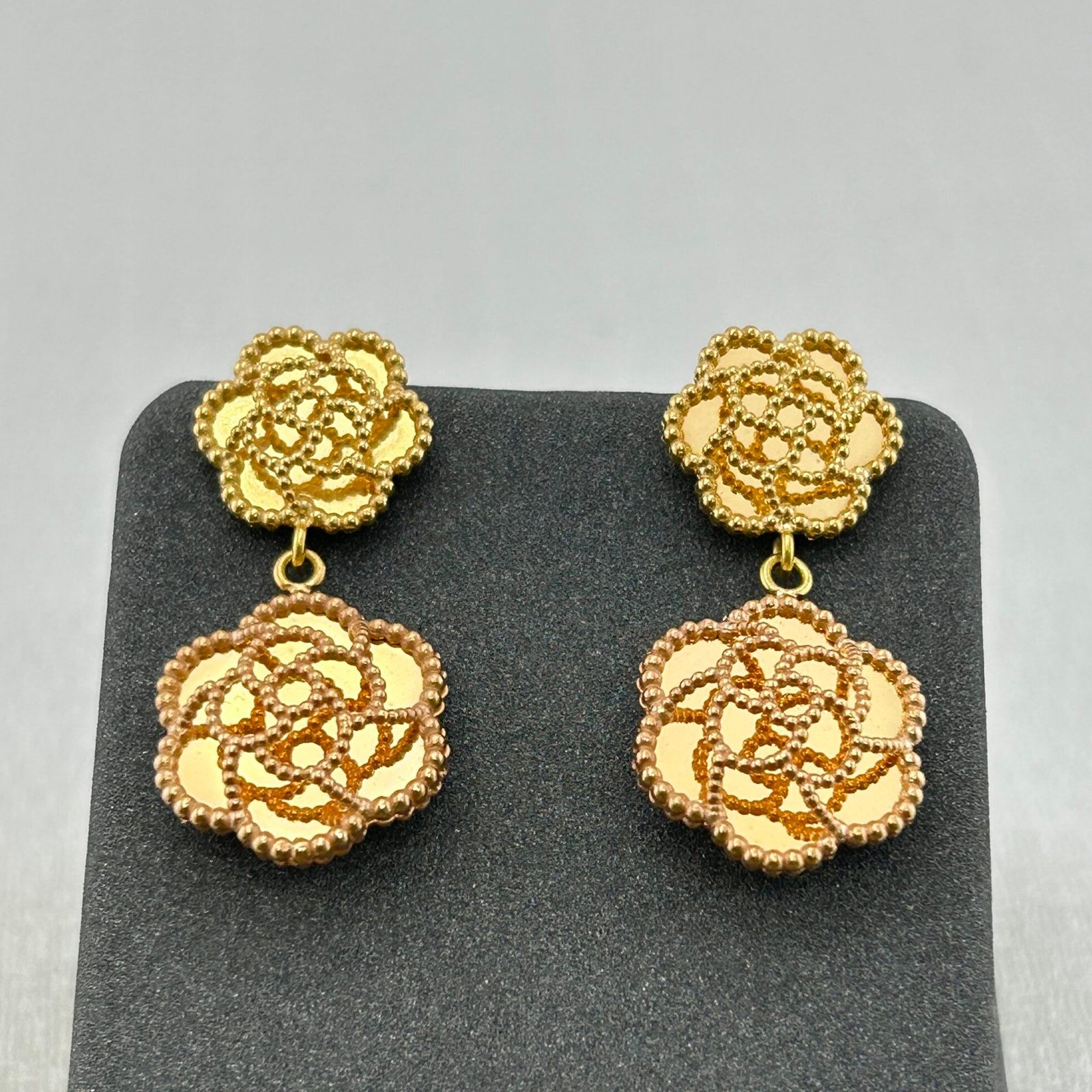 IMG_2670 حلق ذهب عيار 18 بتصميم وردتين متدليتين ناعمتين من جولدانا