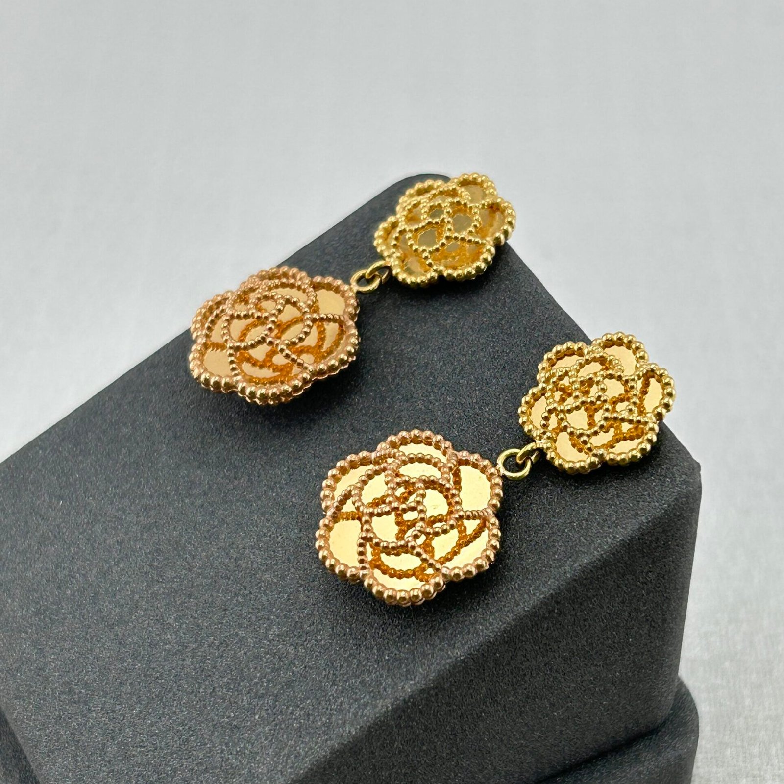 IMG_2671 حلق ذهب عيار 18 بتصميم وردتين متدليتين ناعمتين من جولدانا