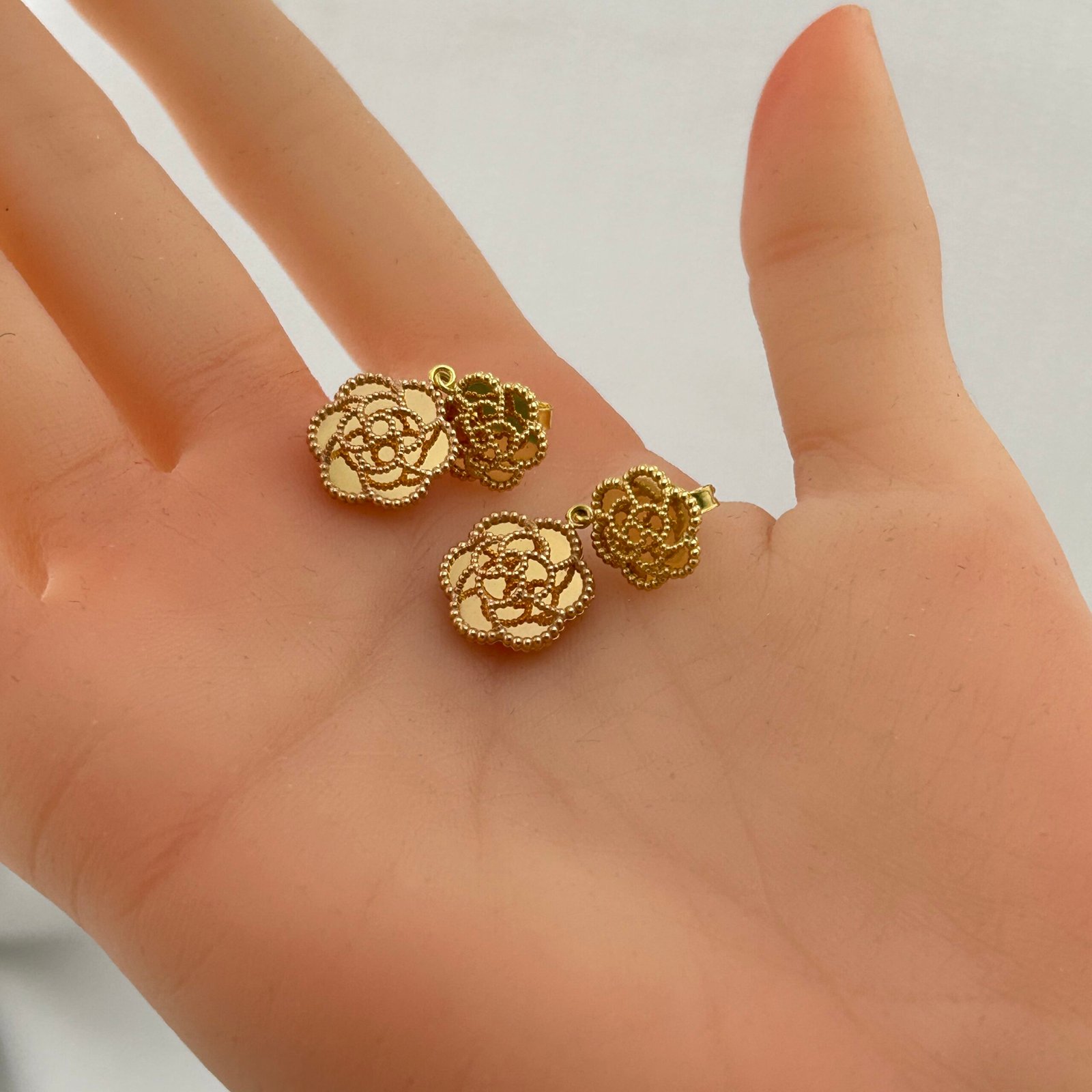 IMG_2672 حلق ذهب عيار 18 بتصميم وردتين متدليتين ناعمتين من جولدانا