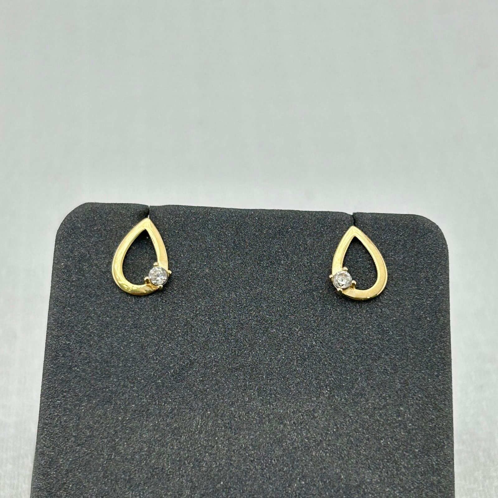 IMG_2674 حلق ذهب عيار 18 بتصميم قطرة مطعّمة بفص لامع من جولدانا