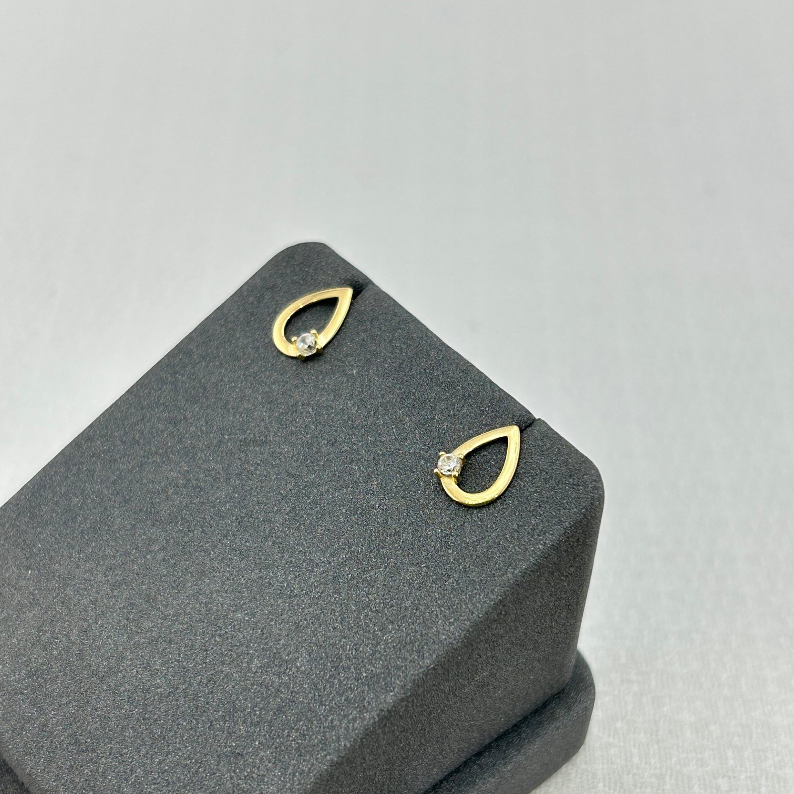 IMG_2675 حلق ذهب عيار 18 بتصميم قطرة مطعّمة بفص لامع من جولدانا