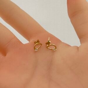 حلق ذهب عيار 18 بتصميم قطرة مطعّمة بفص لامع من جولدانا