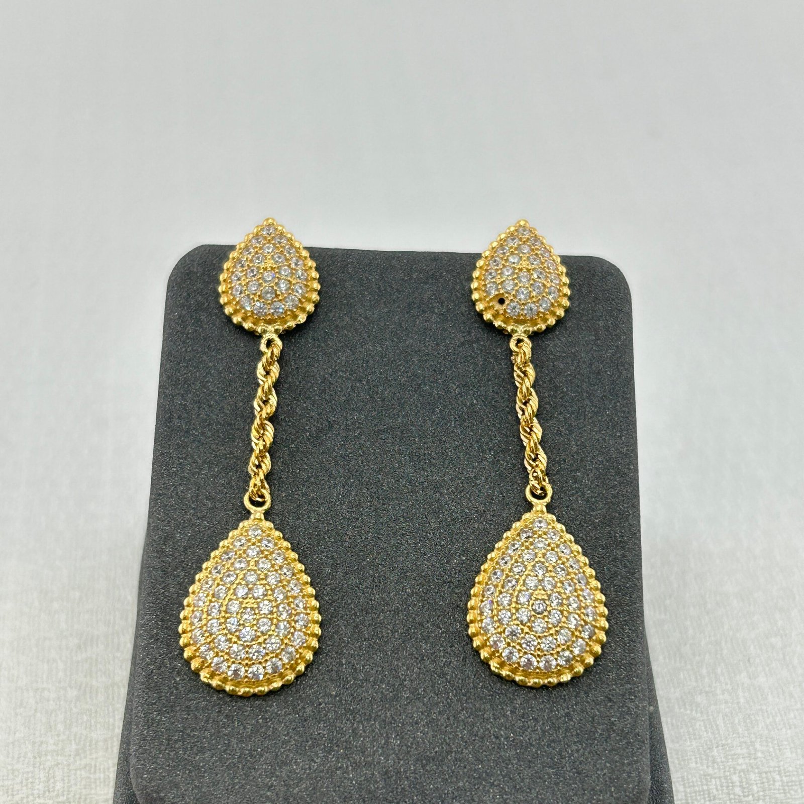 حلق ذهب عيار 18 بتصميم قطرة ألماسية متدلية من جولدانا