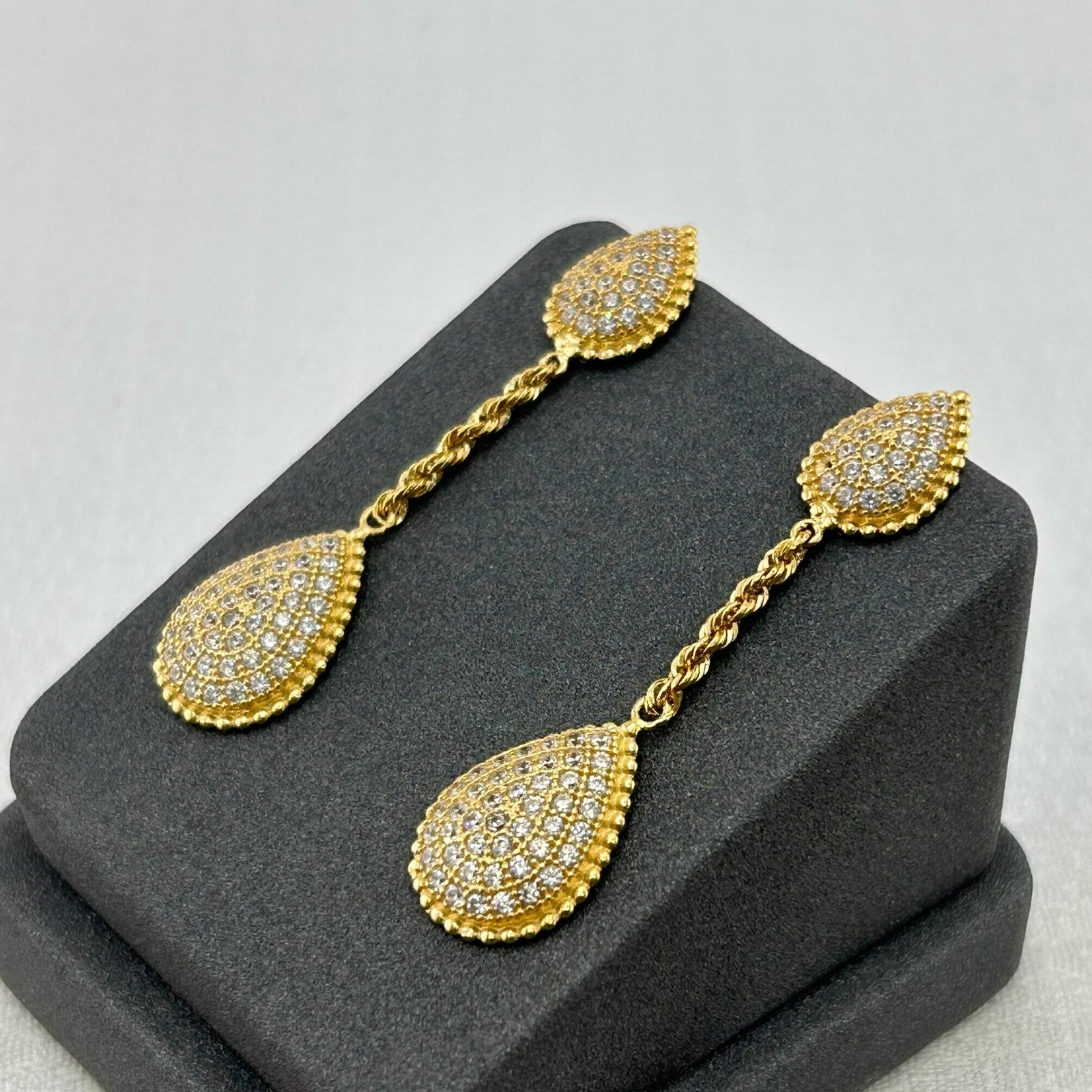 IMG_2680 حلق ذهب عيار 18 بتصميم قطرة ألماسية متدلية من جولدانا