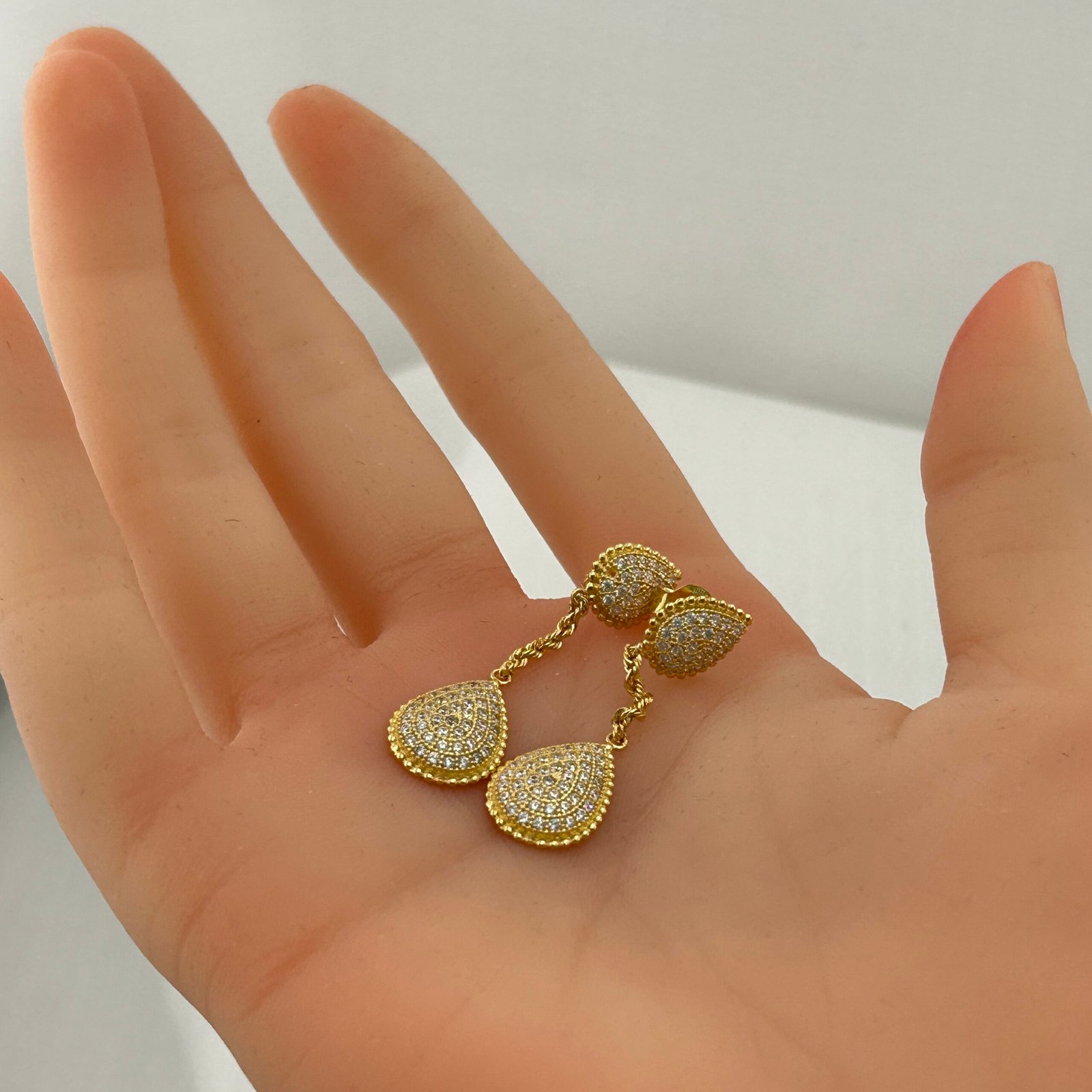 IMG_2681 حلق ذهب عيار 18 بتصميم قطرة ألماسية متدلية من جولدانا