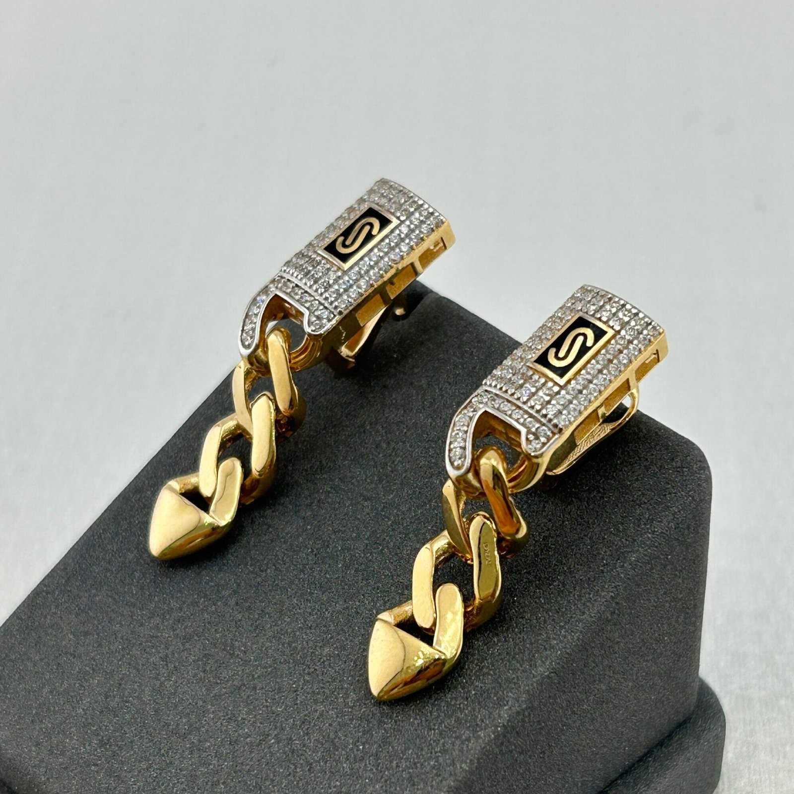 IMG_2684 حلق ذهب عيار 18 سلسلة متدلية بحرف S عصري من جولدانا