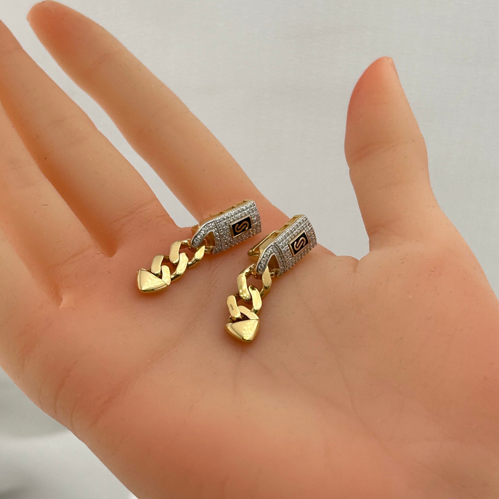 IMG_2685 حلق ذهب عيار 18 سلسلة متدلية بحرف S عصري من جولدانا