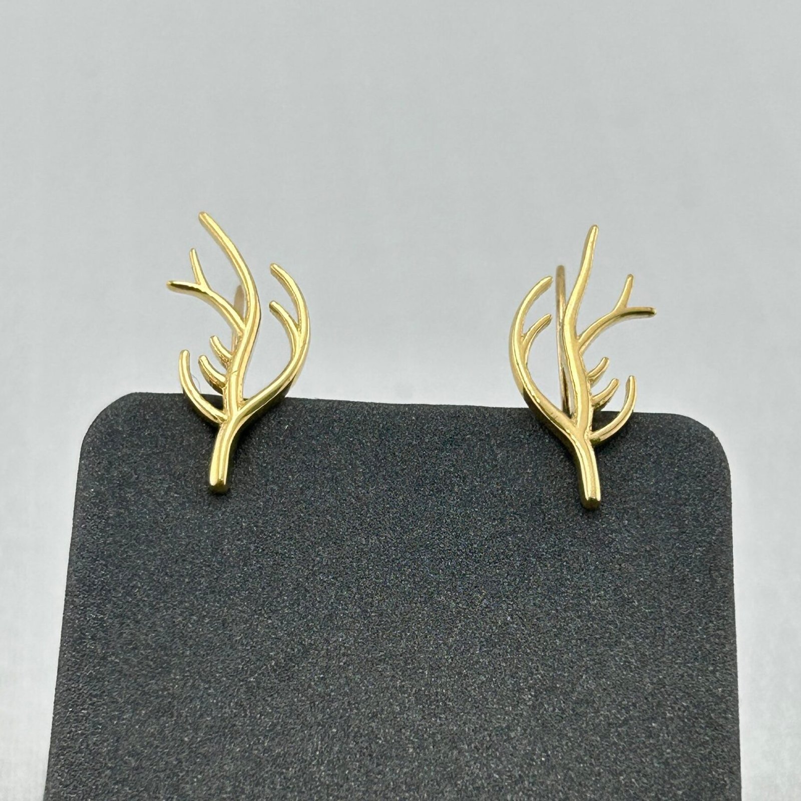 IMG_2687 حلق ذهب عيار 18 بتصميم غصن نباتي ناعم من جولدانا