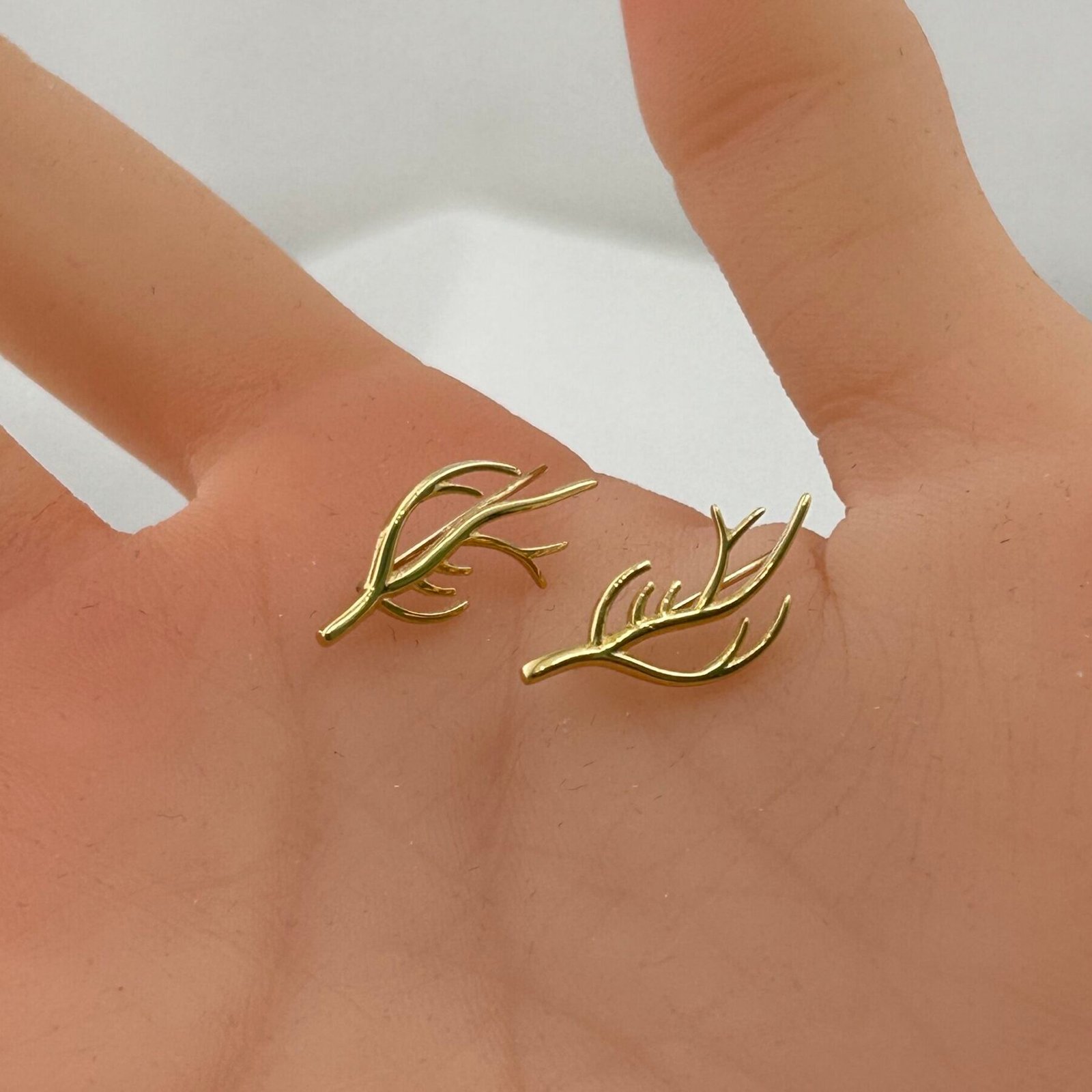 IMG_2690 حلق ذهب عيار 18 بتصميم غصن نباتي ناعم من جولدانا