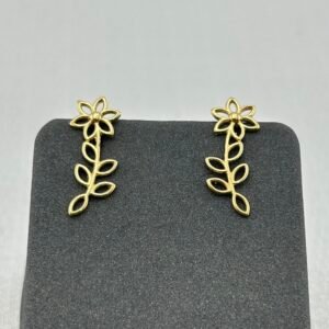 حلق ذهب عيار 18 بتصميم زهرة مجوفة ناعمة من جولدانا