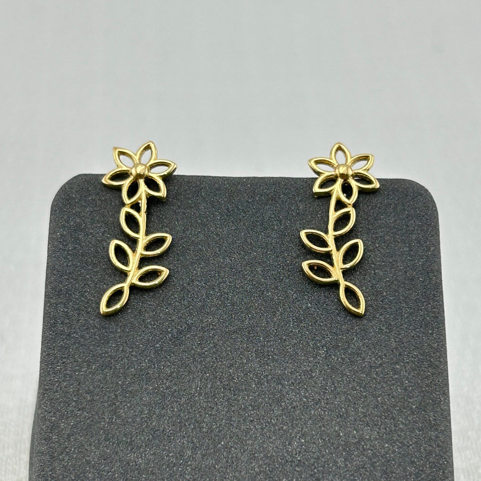 IMG_2695 حلق ذهب عيار 18 بتصميم زهرة مجوفة ناعمة من جولدانا