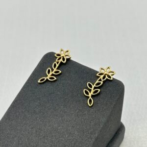 حلق ذهب عيار 18 بتصميم زهرة مجوفة ناعمة من جولدانا