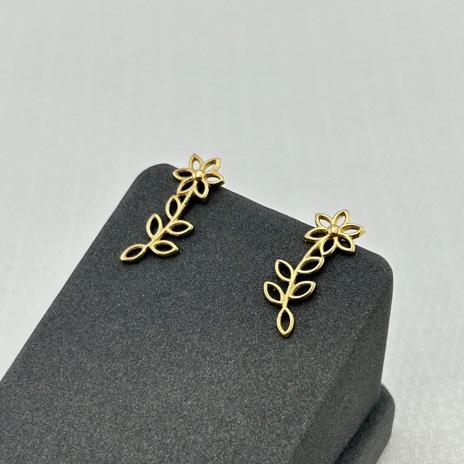 IMG_2696 حلق ذهب عيار 18 بتصميم زهرة مجوفة ناعمة من جولدانا