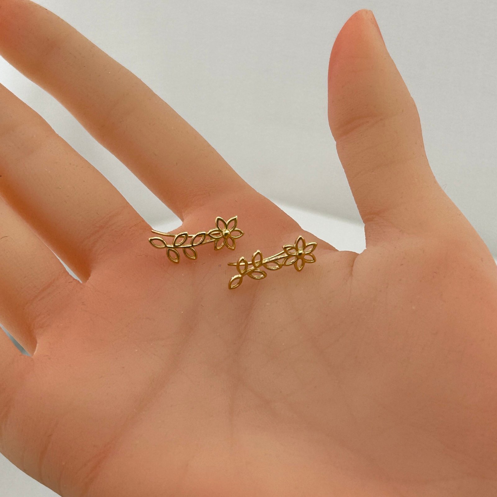 IMG_2697 حلق ذهب عيار 18 بتصميم زهرة مجوفة ناعمة من جولدانا