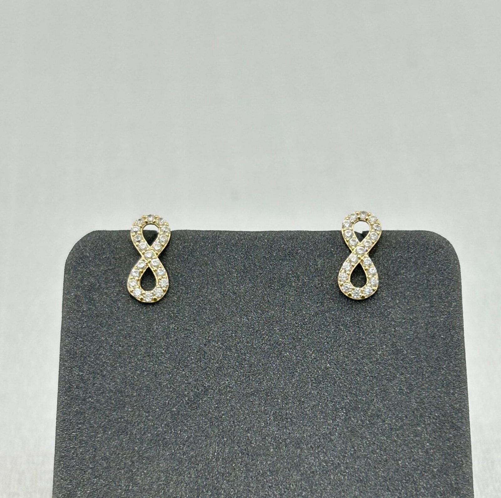 IMG_2699 حلق ذهب عيار 18 بتصميم إنفينيتي مرصع بالفصوص من جولدانا