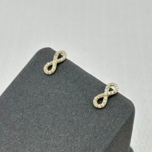 حلق ذهب عيار 18 بتصميم إنفينيتي مرصع بالفصوص من جولدانا