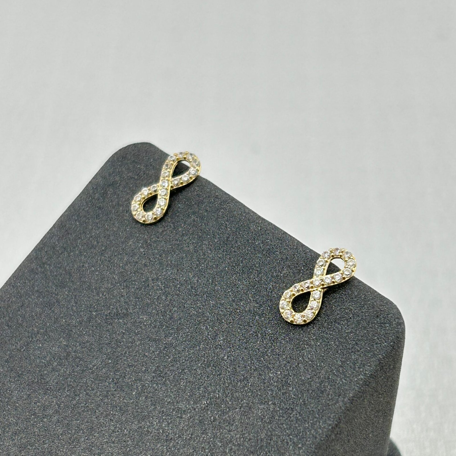 IMG_2700 حلق ذهب عيار 18 بتصميم إنفينيتي مرصع بالفصوص من جولدانا