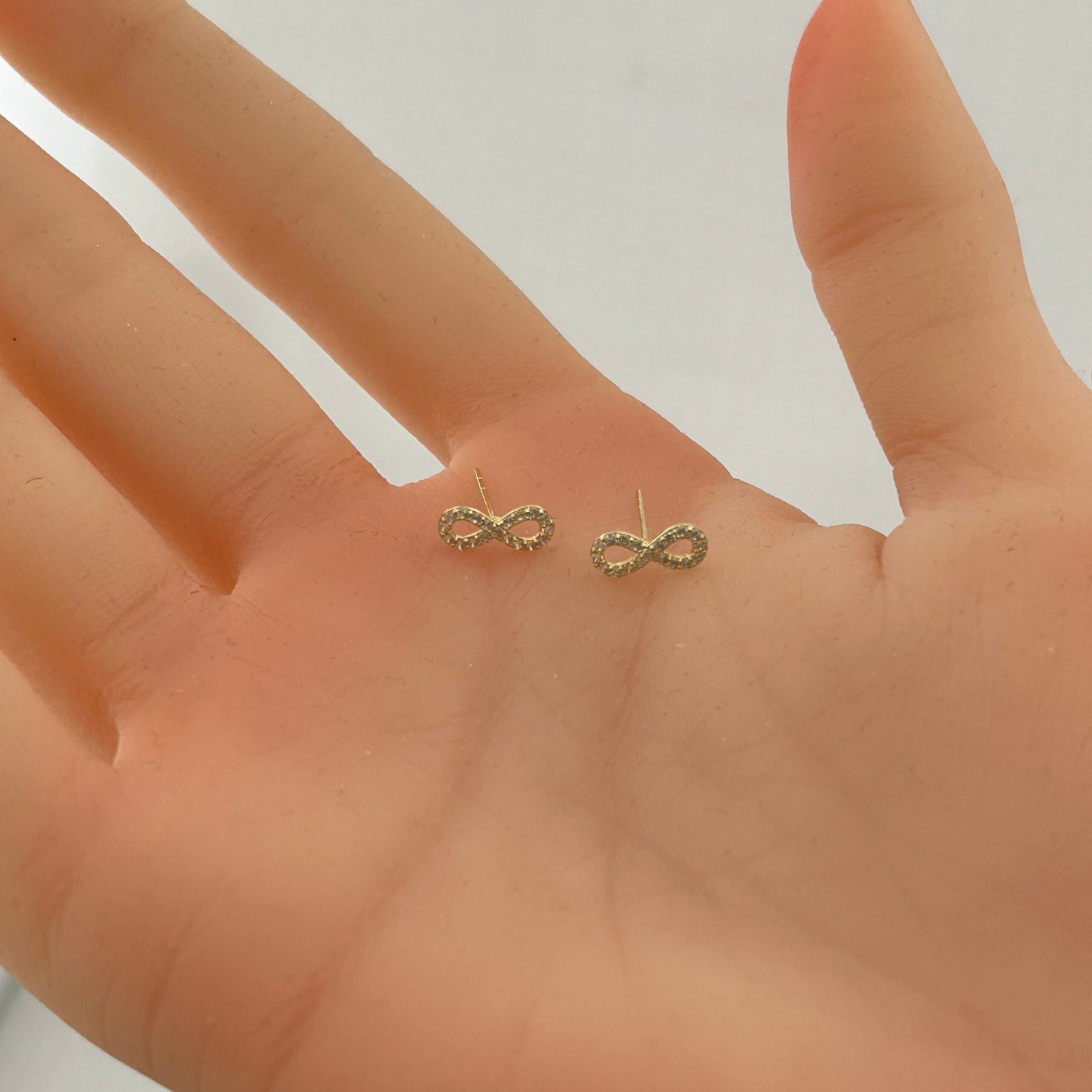 IMG_2701 حلق ذهب عيار 18 بتصميم إنفينيتي مرصع بالفصوص من جولدانا