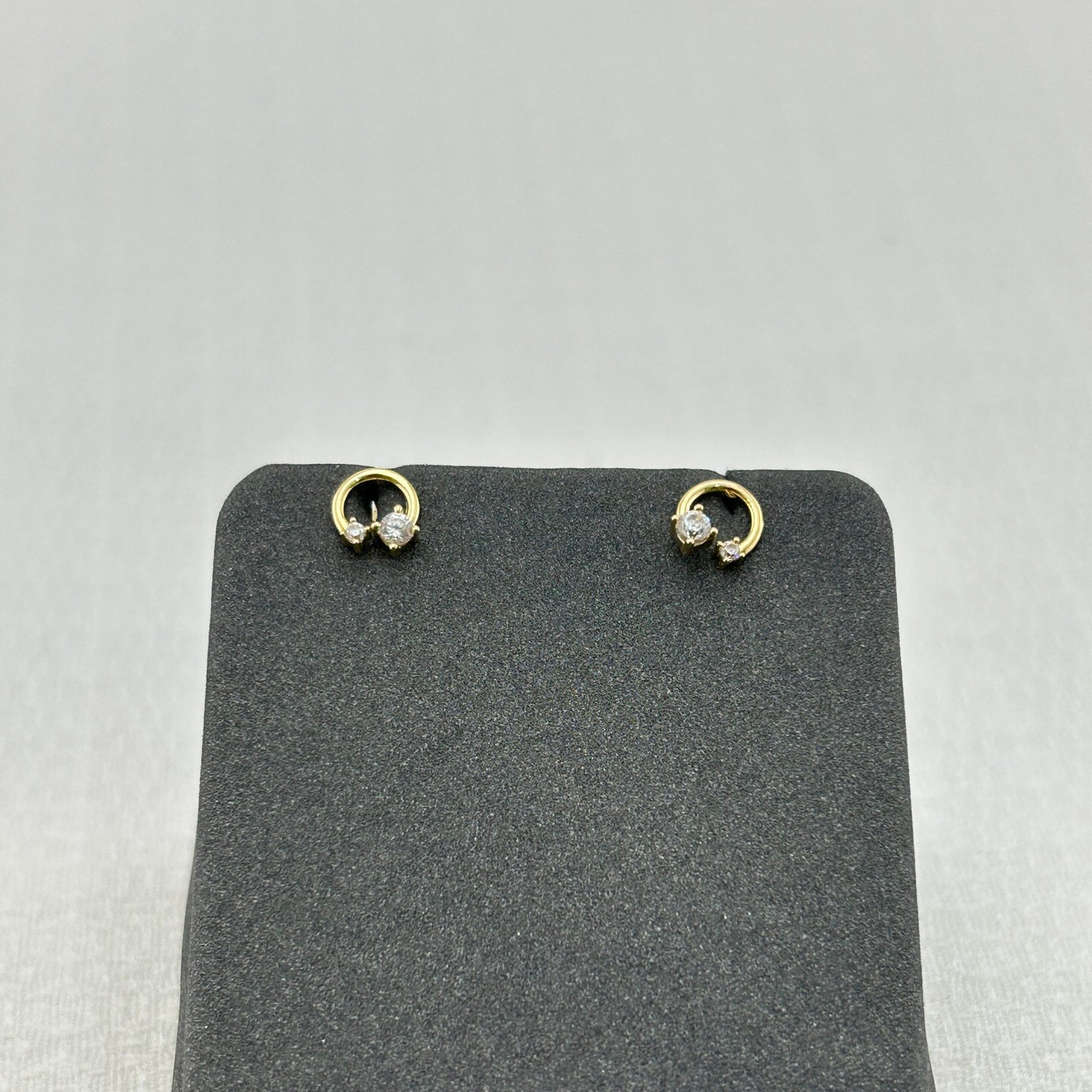 IMG_2704 حلق ذهب عيار 18 بتصميم دائري بفصين متقابلين من جولدانا