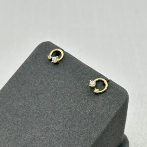 حلق ذهب عيار 18 بتصميم دائري بفصين متقابلين من جولدانا