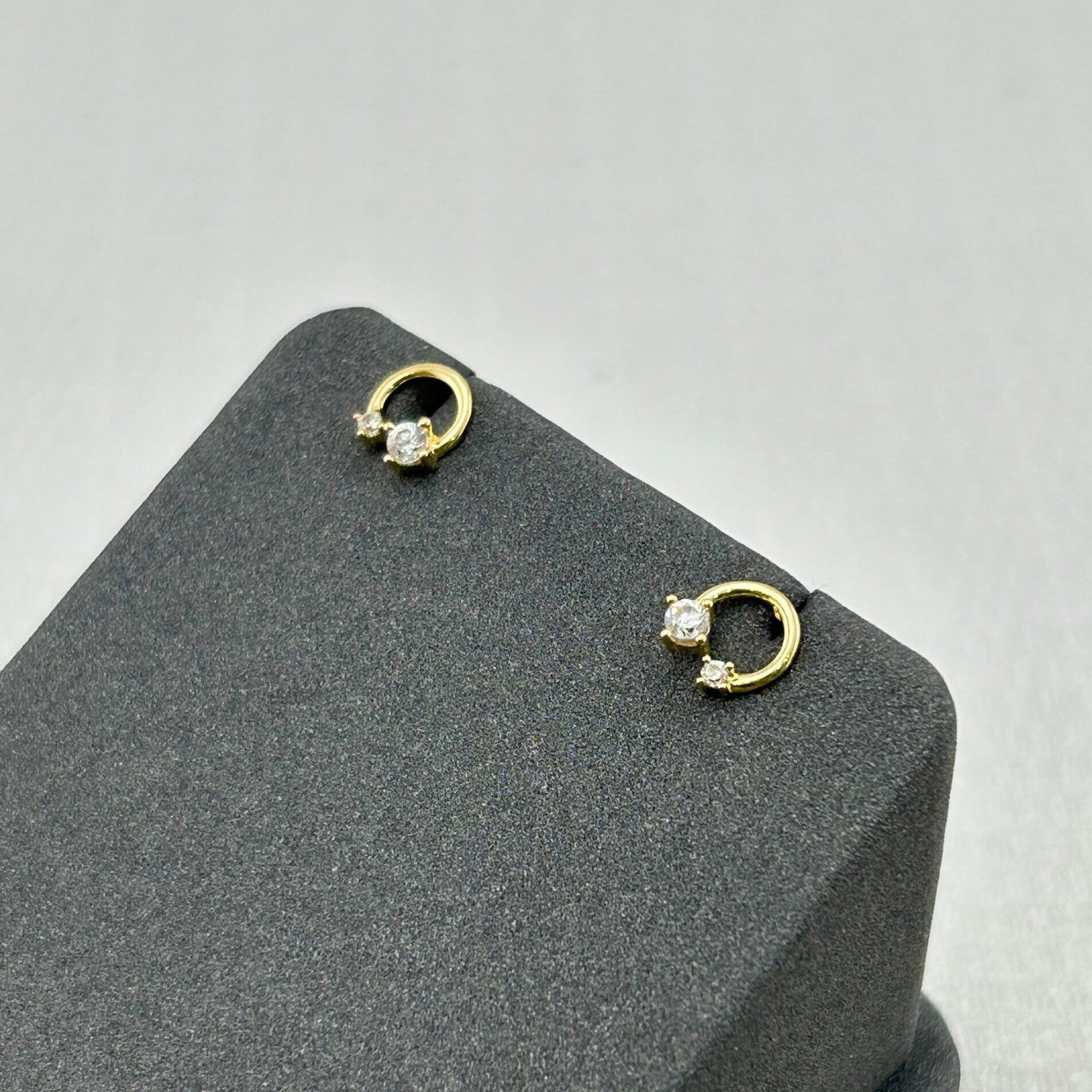 IMG_2705 حلق ذهب عيار 18 بتصميم دائري بفصين متقابلين من جولدانا