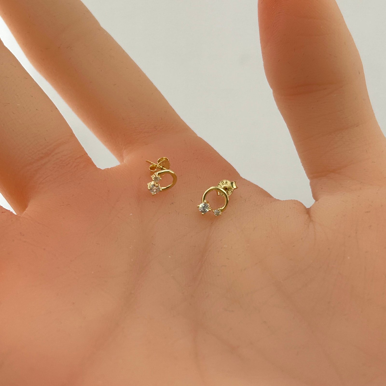 IMG_2706 حلق ذهب عيار 18 بتصميم دائري بفصين متقابلين من جولدانا